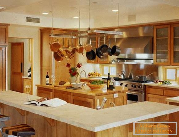 Кујна внатрешни работи јадење во приватна куќа - дизајн со дрво трим