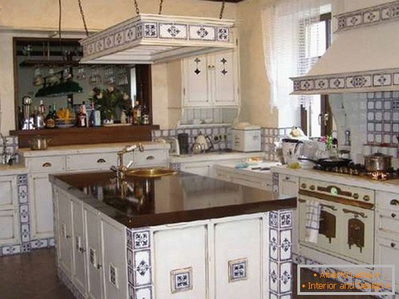 Фотографија на кујната во приватна куќа во стилот на Прованса