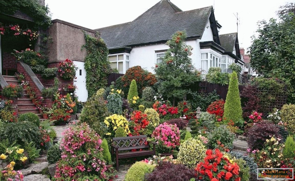Пред градината пред куќата во романтичен стил