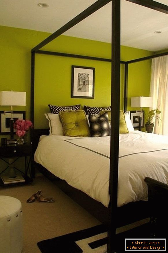 Спална соба со ѕидови од маслиново обоени ѕидови