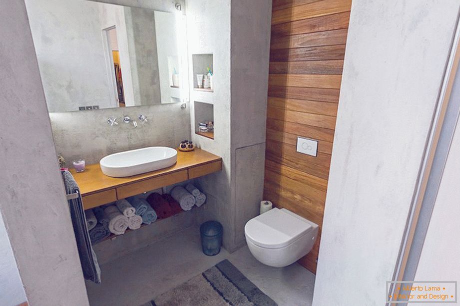 Мијалник и тоалет во бањата на еднособен стан