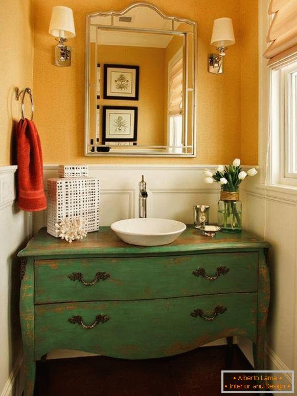 Кабинетот под мијалникот во бањата - слика со ефектот на антиката