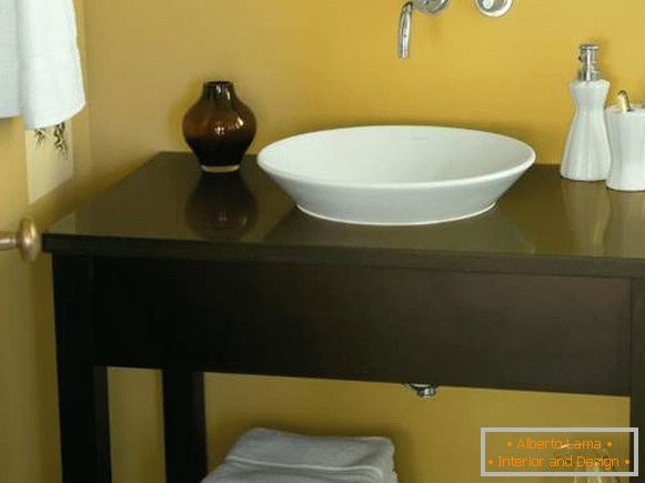 Табела на булбус под мијалник во бања на рацете