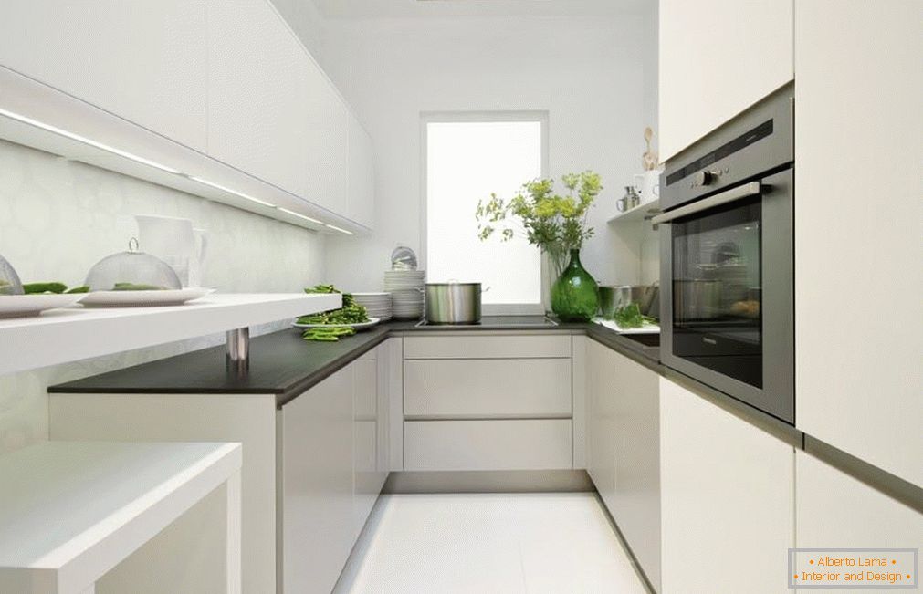 Тесна кујна во бела боја