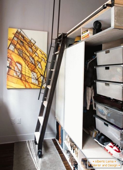Мобилни скалила во внатрешноста на мал стан
