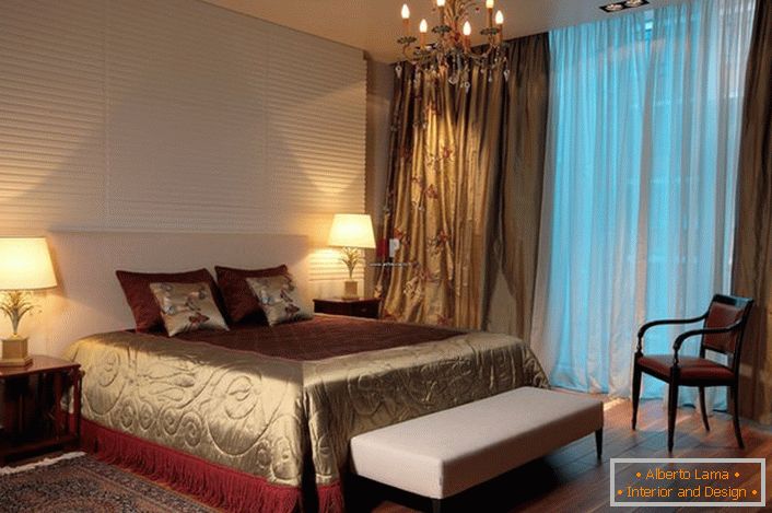 Традиционално осветлување на вреќа за спиење во класичен стил-лустер и вообичаените плочки на страните на креветот. 