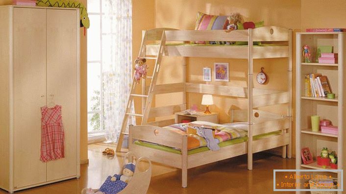 Детска соба во високотехнолошки стил со светло дрвен мебел. Едноставноста на мебелот се компензира со својата функционалност и практичност.