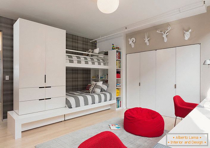 Голема детска соба во хај-тек стил за близнаци. Внимание привлекува црвено мебел и гардероба, монтирани во ѕидот.