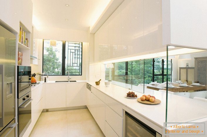 Кујната е одвоена од дневната соба со декоративен стаклен ѕид. Интересно решение за внатрешни работи во стилот на Здраво така.
