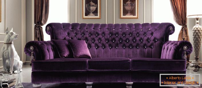 Богатата пурпурна тапацирана боја на софата лесно се вклопува во внатрешноста на дневната соба во стилот на империјата. Ватиран тапацир направен од природни ткаенини е можеби најдоброто решение.