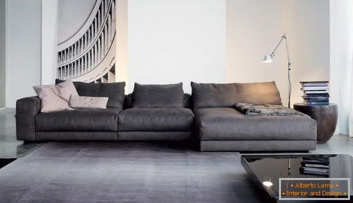 Удобни модуларни софи за внатрешноста на дневната соба во стилот на минимализмот. Тонските модуларни дизајни ја измазнуваат строгоста на пространа дневна соба.