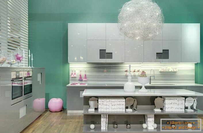 Светло сиви нијанси и модерни нане во кујната во стилот на авангардата во една од куќите во близина на Москва.