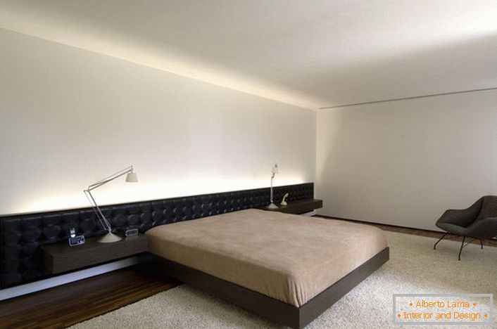 Креветот со издолжена мека headboard совршено се вклопува во дизајнерскиот проект.