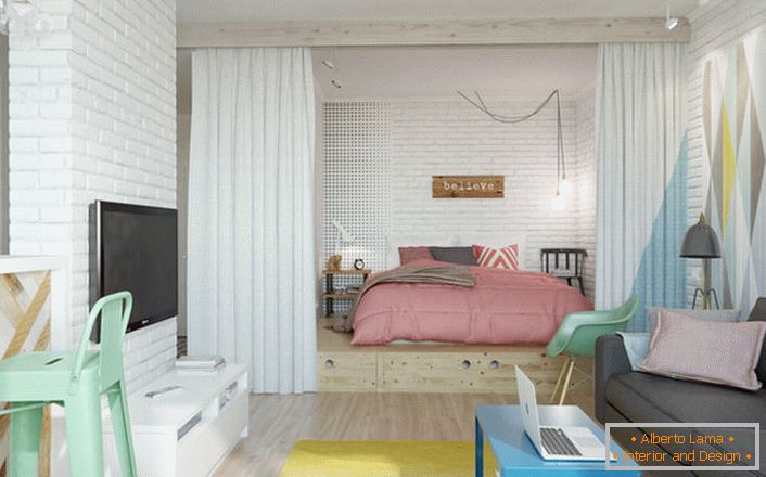 Скандинавскиот стил е идеален, ако зборуваме за дизајнот на мал стан. Во лажат се наоѓа спална соба со голем мек кревет.