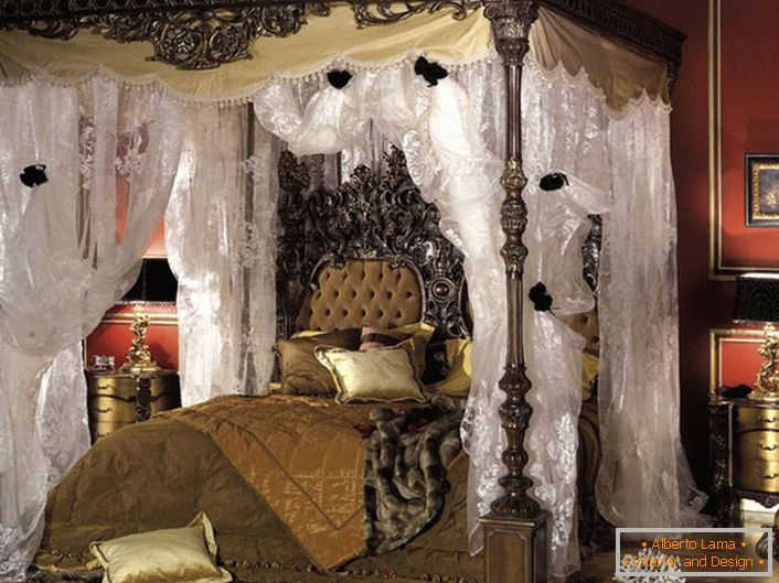 Луксузна спална соба во барокен стил. Во центарот на композицијата е масивниот кревет со четири постери. 