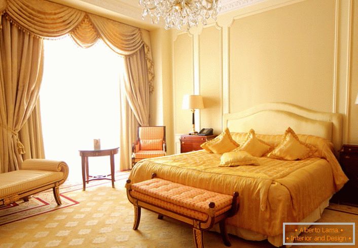 Беж и златна спална соба во барокен стил.