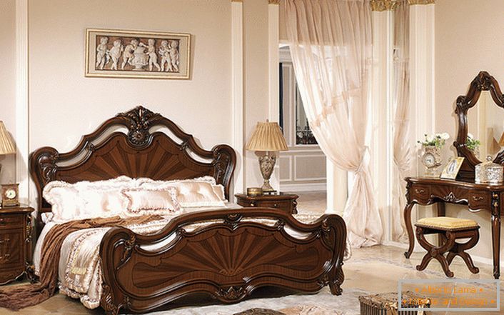 Класичниот барокен стил е претставен со лакиран мебел од темно дрво.