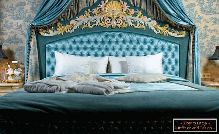Во севкупниот ентериер совршено се вклопуваат креветните ламби со темни сини нијанси.
