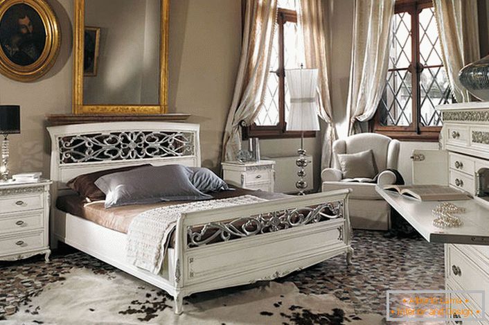 Основното барање на барокниот стил е забележано. Во пространа спална соба со високи тавани, бело дрвен мебел е во контраст со темните прозорци.