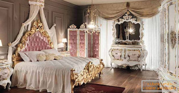 Спална соба во барокен стил за вистинска дама. Пинк детали во дизајнот го прават ентериерот навистина