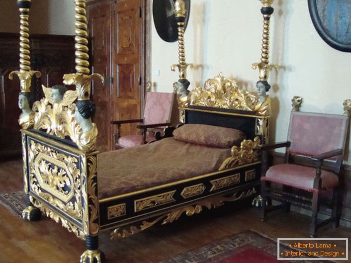 Спална соба во барокен стил напоминает о временах средневековья. 