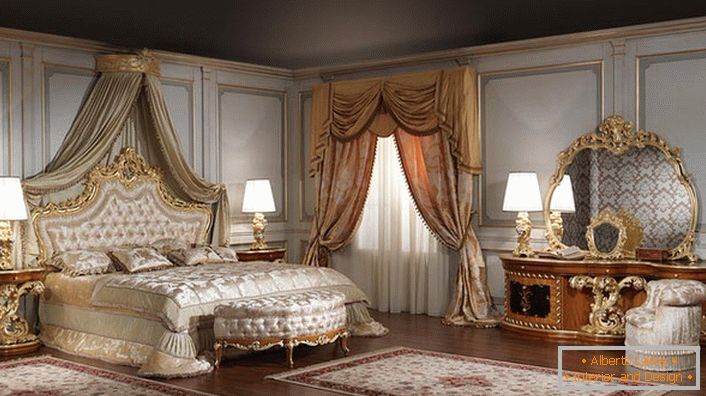 Огледалото за голема спална соба е избрано правилно. Обликот на погрешниот овален изгледа одлично во рамките на златно резбано дрво.