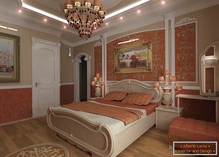 Пространа спална соба во барокен стил е украсена во корални бои.