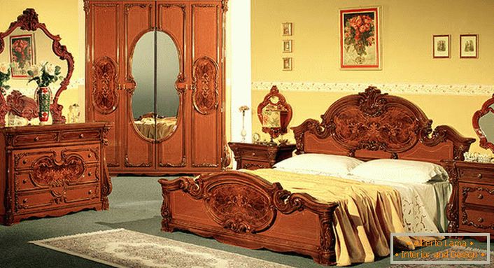 Италијански мебел за спалната соба во барокен стил.