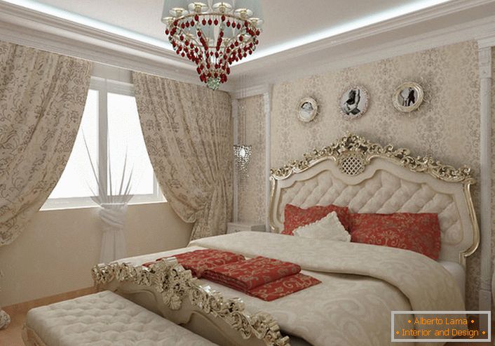 Креветот со раскошни грбови од златна боја убаво се вклопува во целокупната слика во барокниот стил.