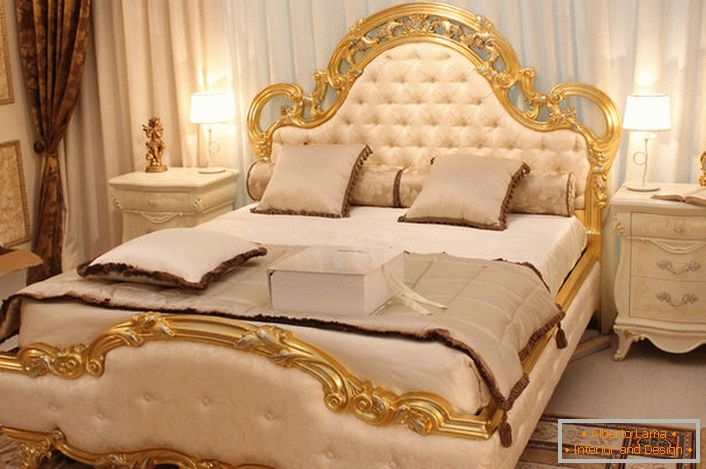 Грбот на креветот е покриен со мека свила со беж боја во согласност со барањата на барокниот стил.