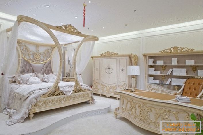 Спална соба во барокен стил во една од куќите во северозападниот дел на Московскиот регион. Правилно изграден дизајн проект хармонично ги комбинира спиење и работните области.