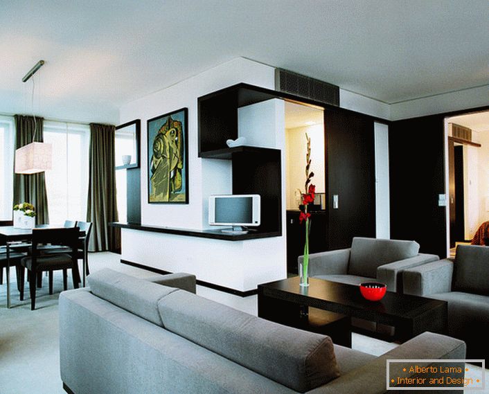 Рекреативните површини и трпезаријата дел од дневната соба се осветлени со ниски виси светилки со едноставни геометриски форми.