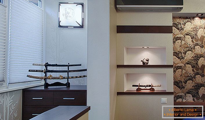 Одличен украсен декорација на собата во стилот на јапонскиот минимализам е јапонскиот меч. Не е неопходно да се добие вистинско борбено оружје, едноставно исмејување е доволно. 