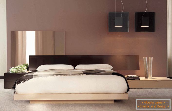 Минималистички дизајн со белешки од јапонска боја во спалната соба од обичен француски стан. 