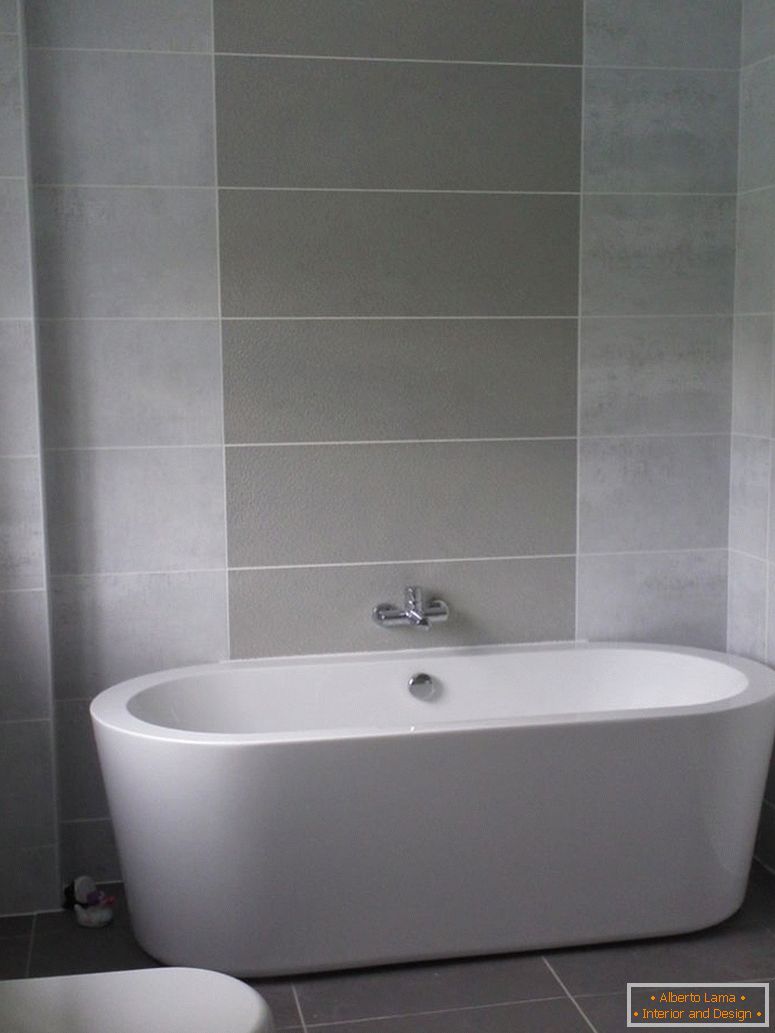 топ-четириесет-идеи-сива-бања-плочки-дизајни-мал простор-додадена-овална-када-за-украсување-соба сива бања-идеи
