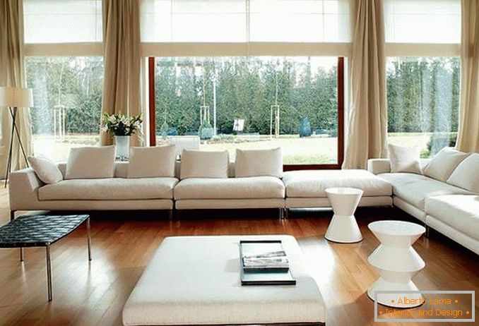 Дневна соба со панорамски прозорци - слика со завеси и мебел во стил на минимализмот