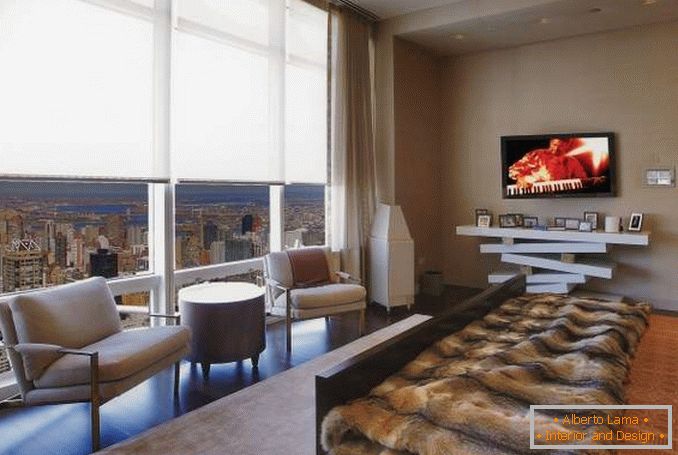 Дизајн на спална соба со панорамски прозорци во градски стан