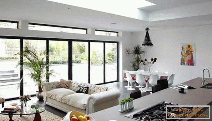 Дизајн студио апартмани со панорамски прозорци - слика на кујната на дневната соба
