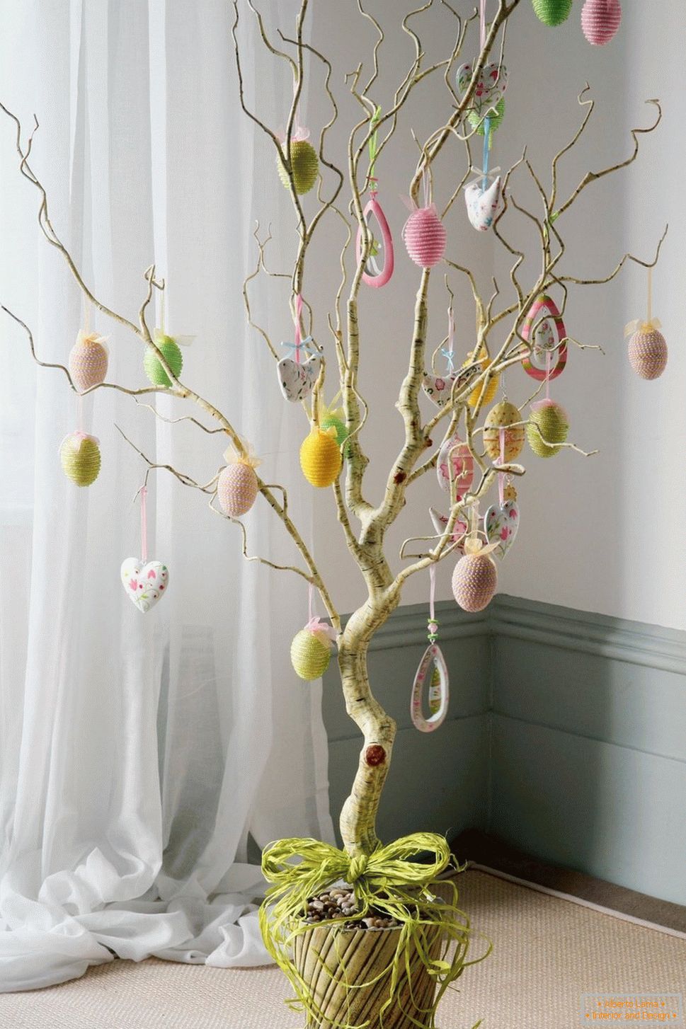 Дрво с сердечками и пасхальными яйцами