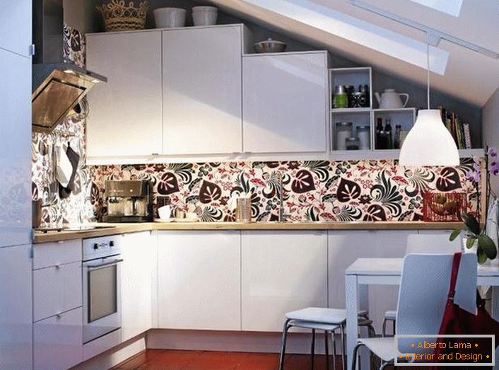 Современите вградени апарати хармонично се вклопуваат во целокупниот дизајн на кујната. Лаконскиот дизајн на мал простор на подот на таванот е дизајниран во строга согласност со барањата на скандинавскиот стил.