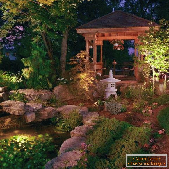 Езерце и белведер во дизајнот на градината во јапонски стил
