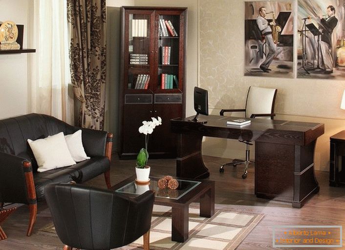 Автентичниот мебел во стилот на Арт Нову за канцеларијата го пресоздава атмосферата на минатите години. 