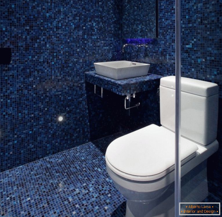 Сина мозаик во дизајнот на тоалетот