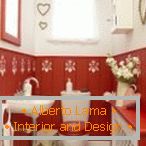Романтичен стил во дизајнот на црвено-бело тоалетот