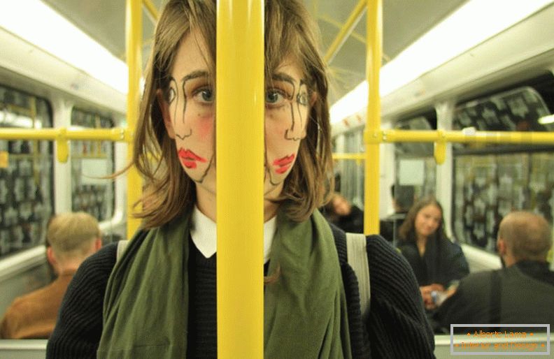 Двогледна девојка во транспорт од уметникот Себастијан Биеник