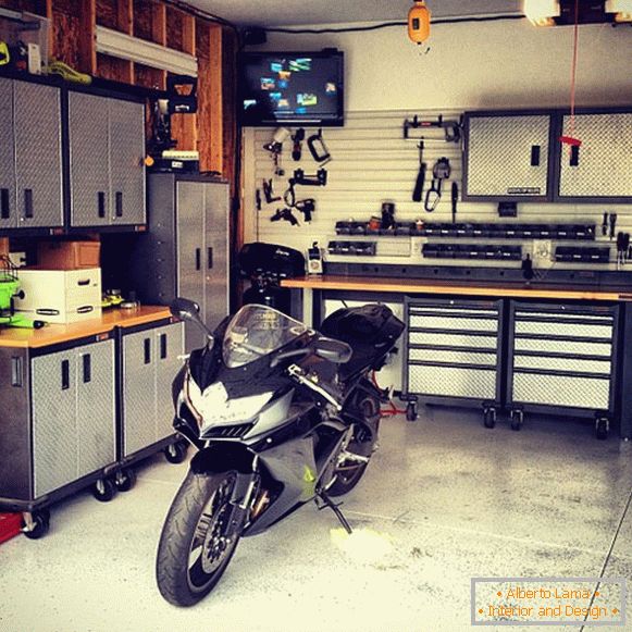 Мотоцикл во внатрешноста на домашна гаража