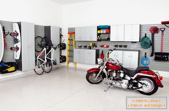 Мотоцикл во внатрешноста на домашна гаража