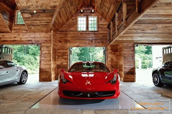 Луксузни автомобили во дрвена гаража