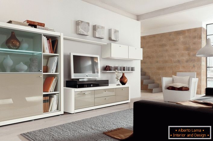 Користење на модуларен мебел во модерна дневна соба не преоптоварува просторот на собата.