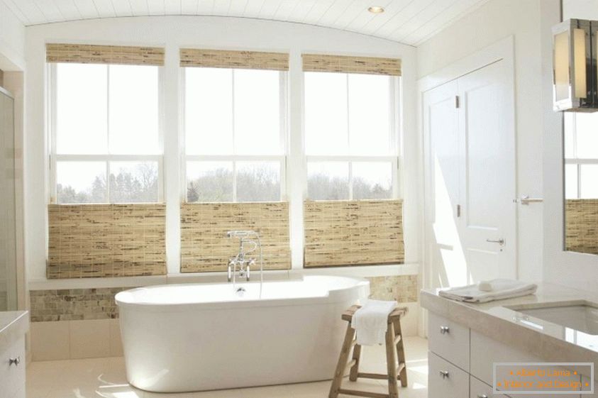Скапи бања со природни материјали и големи прозорци